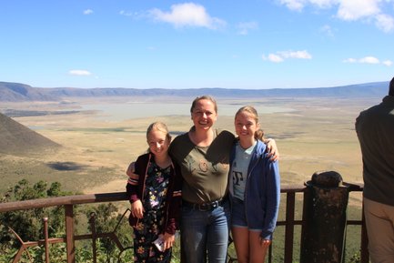 Familienfoto vor beeindruckender Kulisse im Ngorongoro-Krater – Tansania Familienreise