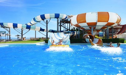 Kinder spielen auf der Rutsche im Jaz Aquamarine Resort in Hurghada – Ägypten Reise mit Kindern