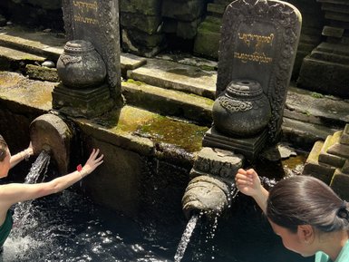 Sprudelnde Wasserquellen im Tirta Empul Tempel auf Bali – Bali Familienreise