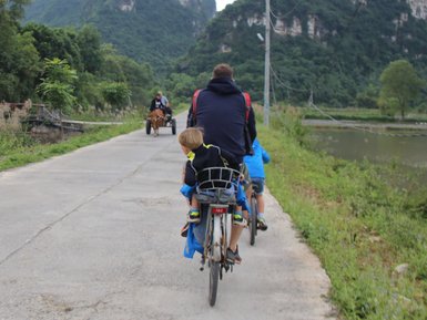 Kinder genießen eine Fahrradtour entlang der Halong-Bucht – Vietnam mit Kindern