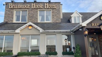 Das Bellbridge House Hotel zeigt eine einladende Fassade mit großen Fenstern und einem gepflegten Außenbereich.