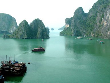 Türkisfarbenes Wasser der Halong-Bucht – Vietnam Familienreise