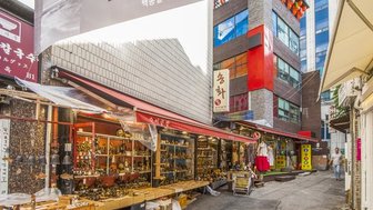 Eine belebte Straße in Insadong, gesäumt von Geschäften, die traditionelle koreanische Antiquitäten und Handwerkskunst verkaufen.