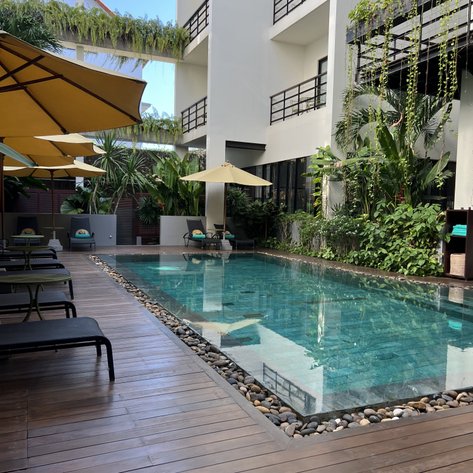 Außenpool mit Liegebereichen im The Aviary Hotel – Kambodscha Familienreise