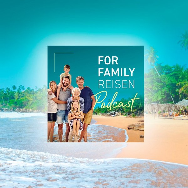 Eine fröhliche Familie steht am Strand, umgeben von Palmen und dem Meer, während sie für einen Podcast posiert.