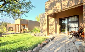 Toshari Lodge Eingang am Außenansicht - Namibia Reise mit Kindern