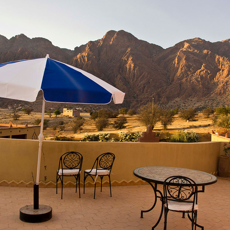 Sonnige Terrasse bei Auberge Kasbah – Marokko Familienreise