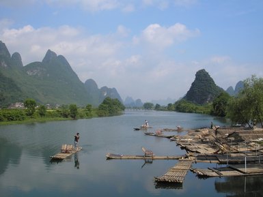 Bambusflöße warten am Ufer des Li-Flusses bei Yangshuo auf ihre Abfahrt – China mit Kindern
