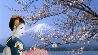 Eine Geisha in traditioneller Kleidung steht vor dem Fuji, umgeben von blühenden Kirschbäumen und einem klaren blauen Himmel.