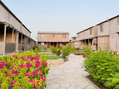 Blühende Gartenlandschaft im Turtle Beach Resort – Oman Familienreise