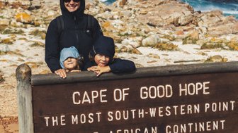 Mutter und Kinder genießen die Aussicht am Kap der Guten Hoffnung – Südafrika mit Kindern