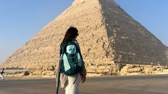 Jugendliche vor den Pyramiden von Gizeh in Kairo – Ägypten Reise mit Kindern