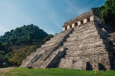 Steintreppen führen zum Gipfel des Tempels der Inschriften in Palenque – Mexiko Familienreise