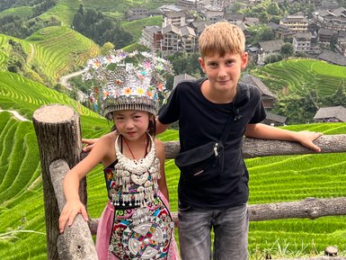 Begegnung zwischen einem einheimischen Mädchen und einem Jungen in den Longsheng-Reisterrassen – China mit Kindern