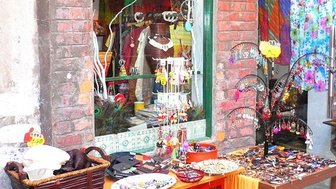 Bunte Gassen mit Galerien und traditioneller Shikumen-Architektur im Künstlerviertel Tianzifang in Shanghai – China Familienreise