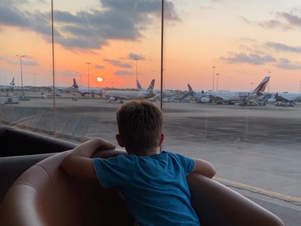 Ein Junge blickt beim Sonnenaufgang auf das Rollfeld – Sri Lanka mit Kindern