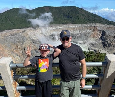 Vater und Kind genießen den Blick auf den Vulkan Poás – Costa Rica Familienreise