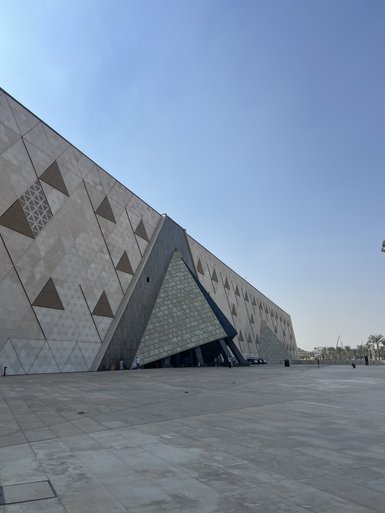Das Ägyptische Museum zeigt eine moderne Architektur mit geometrischen Elementen und einem beeindruckenden Eingangsbereich.