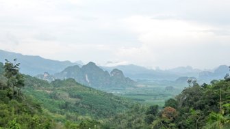 Weite Aussicht auf den Khao Sok Nationalpark - Thailand Familienreise