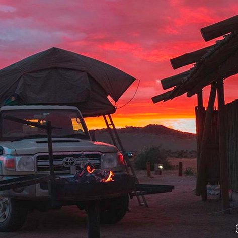 Sonnenuntergang Sossus Oasis Camp - Namibia Reise mit Kindern