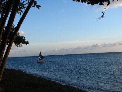 Traditionelles Boot am Sandstrand von Amed – Bali Reise mit Kindern