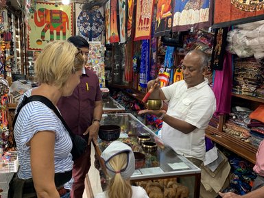 Typischer kleiner Laden mit lokalen Produkten in Kandy – Sri Lanka Reise mit Kindern
