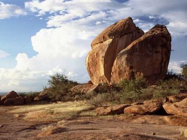 Ein großer Felsen ist in der Mitte durchtrennt - Namibia Familienurlaub