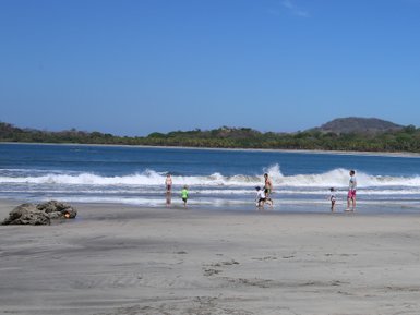 Kinder spielen Fußball am Strand des Nammbu Beach – Costa Rica Familienreise