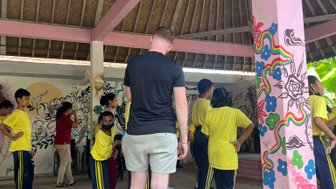 Kinder führen fröhliche Tanzbewegungen auf – Bali Reise mit Kindern