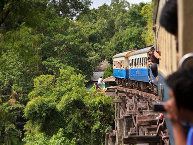 Eisenbahn Death Railway Blick nach aussen bei der Ueberfahrt einer Bruecke - Thailand Reisen mit Kindern