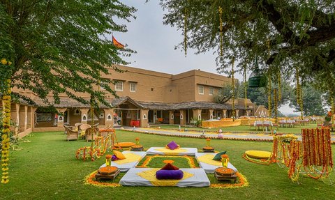 Ein wunderschöner Garten mit bunten Kissen und traditionellen Dekorationen, ideal für Feiern und Veranstaltungen.