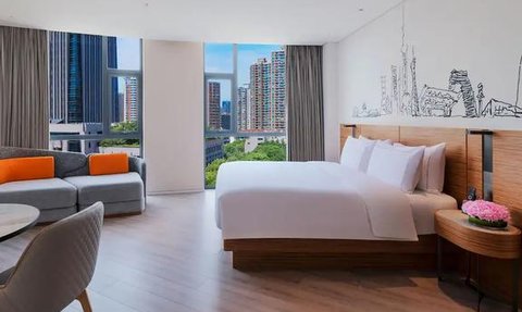 Schlafzimmer im UrCove Shanghai Jing’an Hotel mit stilvoller Einrichtung – China Reise mit Kindern