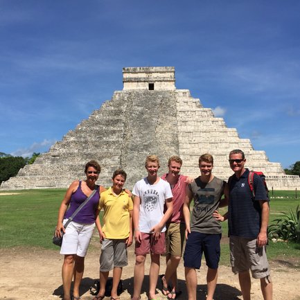 Familie posiert gemeinsam vor der Pyramide El Castillo in Chichén Itzá – Mexiko Reise mit Kindern