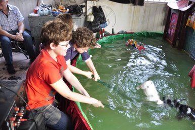 Aufführung mit traditionellen Wasserpuppentheater-Figuren – Vietnam Reise mit Kindern