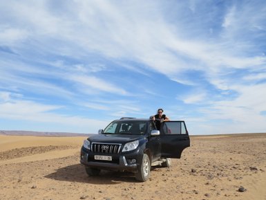 Mädchen erlebt ein Jeep-Abenteuer durch die Sanddünen der Sahara – Familienurlaub in Marokko