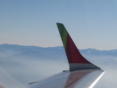 Ausblick auf Marokkos Berge während der Anreise mit dem Flugzeug – Marokko Familienreise