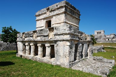 Maya-Ruinen in der Archäologischen Zone von Tulum – Mexiko Reise mit Kindern