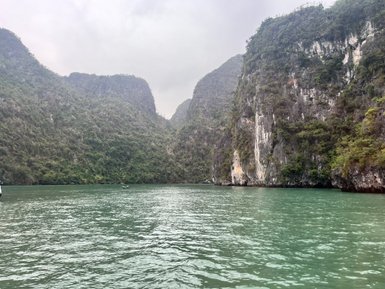 Türkisfarbenes Wasser der Halong-Bucht – Vietnam Familienreise