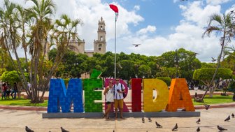 Farbenfroher „Mérida“-Schriftzug – Mexiko mit Kindern
