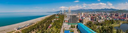 Ein atemberaubender Blick auf die Küste von Batumi, mit einem klaren blauen Himmel und dem ruhigen Wasser des Schwarzen Meeres.