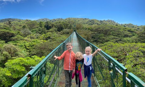 Kinder spazieren über eine Hängebrücke im Nebelwald von Monteverde – Costa Rica mit Kindern