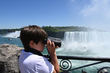 Junge mit Fernglas bei Niagarafällen - Ostkanada mit Kindern