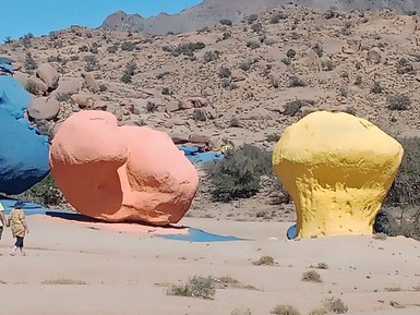 Felsen in der beeindruckenden Felslandschaft von Tafraoute – Marokko mit Kindern