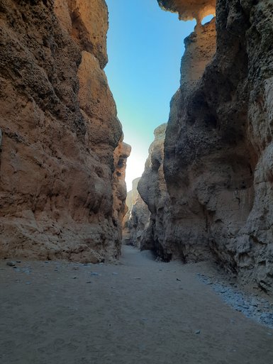 Der Blick geht durch einen Canyon - Namibia mit Kindern