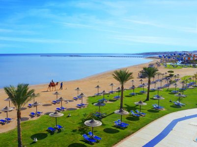 Blick auf den Strand des Jaz Aquamarine Resorts in Hurghada – Ägypten Reise mit Kindern
