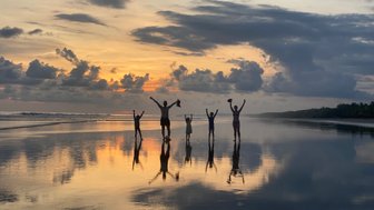 Bunter Sonnenuntergang über dem Pazifikstrand von Uvita – Costa Rica Familienreise