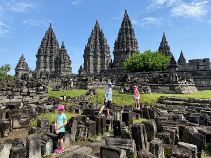 Kinder entdecken die historischen Strukturen des Prambanan-Tempels – Bali mit Kindern