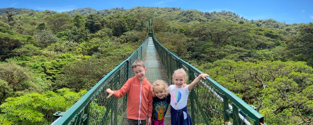 Kinder spazieren über eine Hängebrücke im Nebelwald von Monteverde – Costa Rica mit Kindern