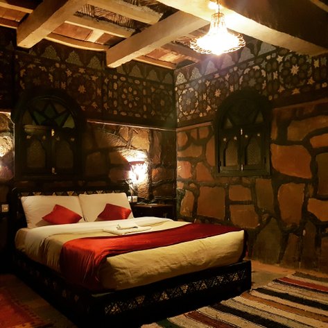 Stilvoll beleuchtetes Hauptzimmer im La Rose du Sable in Agdz – Marokko Familienreise