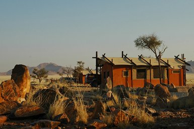 Außenansicht Wüsten Camp - Namibia mit Jugendlichen